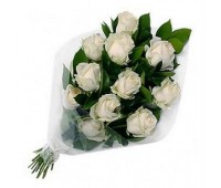 Вертикальный букет из белых роз