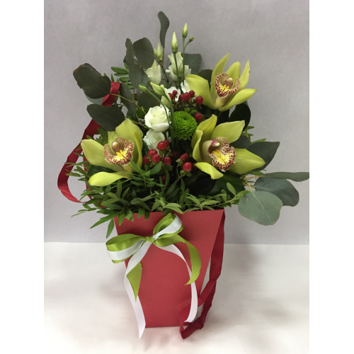 Конус для цветов с орхидеями и эустомой 