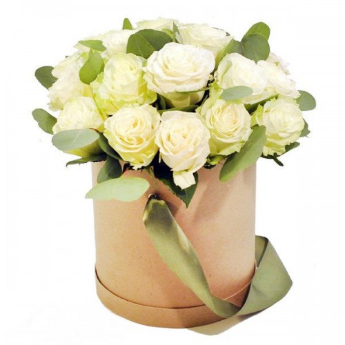 Белые розы с эвкалиптом в шляпной коробке