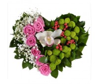Сердце из роз, хризантем и орхидеи  